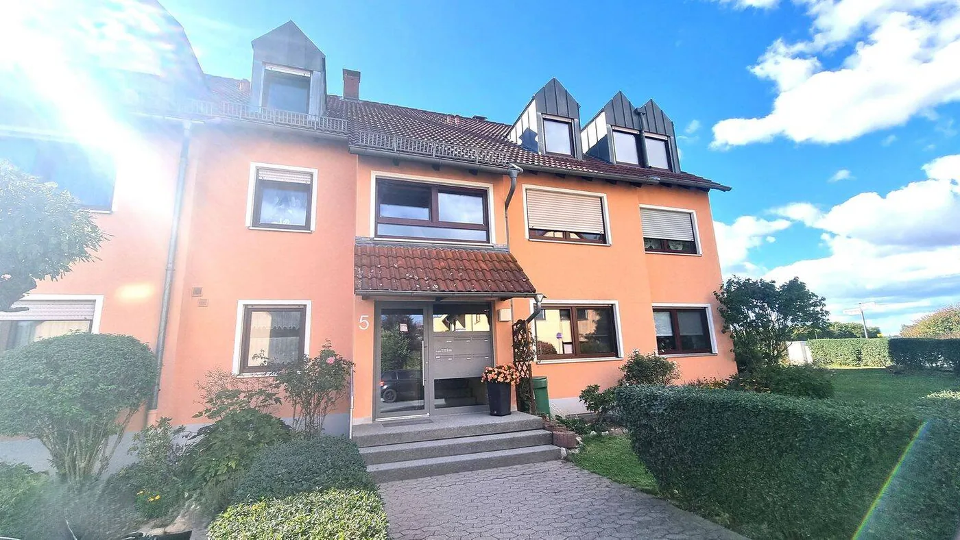 Hauseingang-Ost, Großzügige 4-Zimmer-Wohnung mit West-Loggia