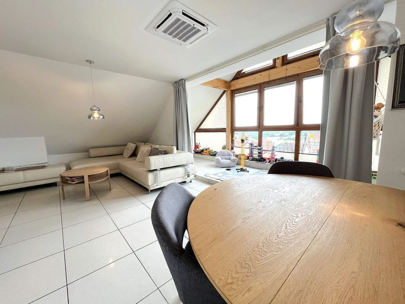Moderne Dachgeschosswohnung mit großem Garten, Bild 1